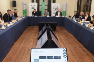 Los intendentes Emilio Jatón, Pablo Javkin y Luis Castellano, plantearon a diputados y senadores la problemática económica que genera sostener el sistema de transporte urbano de colectivo.  Crédito: Guillermo Di Salvatore