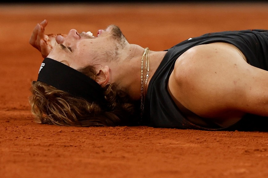 Tennis - French Open - Roland Garros, Paris, France - June 3, 2022
Germany's Alexander Zverev reacts after sustaining an injury during his semi final match against Spain's Rafael Nadal REUTERS/Yves Herman