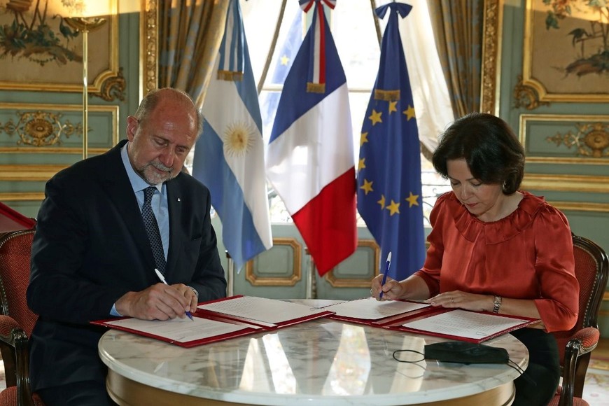 Perotti firmó el convenio junto con la embajadora de Francia en Argentina. Foto: Prensa Gobierno de Santa Fe
