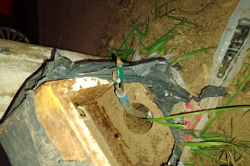 En calle Raúl Tacca los "robacables" ya tienen contabilizado un botín de 600 metros de cableado público. Foto: Gentileza