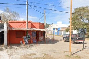 En 2019 un grupo de albañiles encontró su huesos en el contrapiso de una casa de Aristóbulo del Valle 7700. Crédito: Google Maps