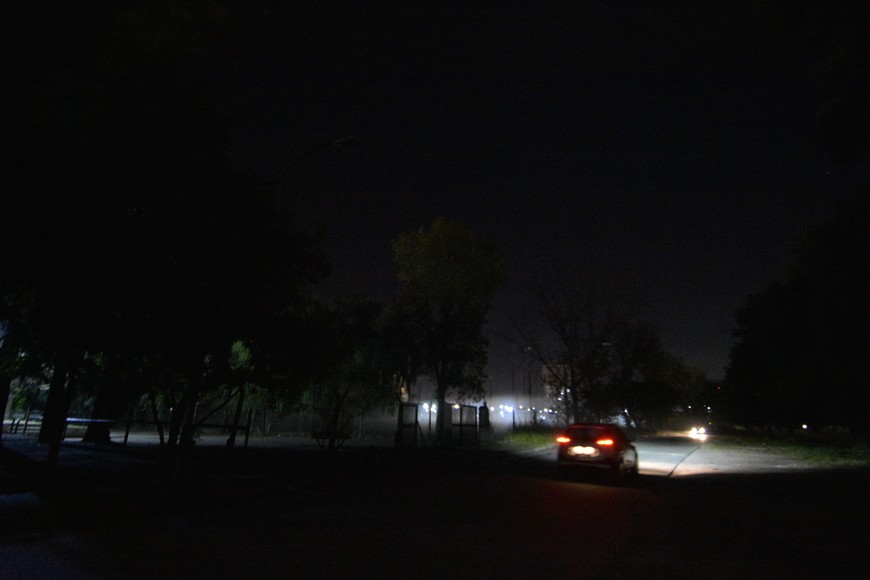 Iluminado solo por los autos. Foto: Manuel Fabatía