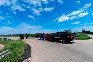 La banda fugaba en un Fiat Palio rojo, que terminó chocando contra una camioneta de la policía en uno de los accesos a Santa Fe por Circunvalación Oeste. Crédito: Archivo El Litoral