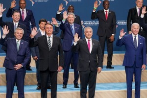 El presidente Alberto Fernández saluda en la foto protocolar de la Cumbre.
