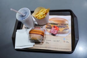 Una vista muestra una bandeja con comida y una bebida en el nuevo restaurante "Vkusno & tochka", que abre tras la salida de la empresa McDonald's Corp del mercado ruso, en Moscú, Rusia, el 12 de junio de 2022. Foto: Reuters