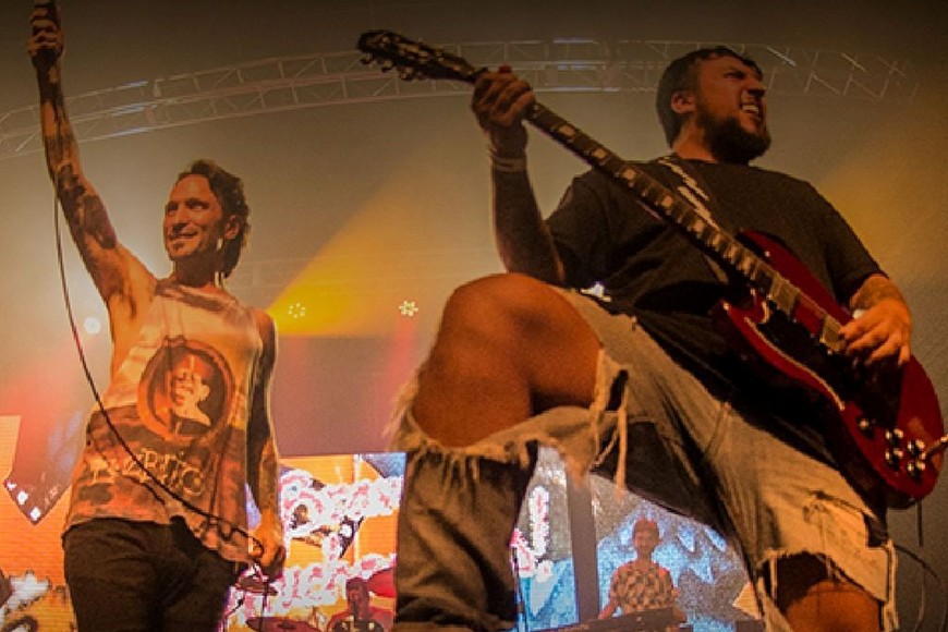 Pipo Licheri y Pablo Menéndez encabezan Bravos Muchachitos, uniendo la carrera del Indio Solari tanto con Los Redonditos de Ricota como con Los Fundamentalistas del Aire Acondicionado.