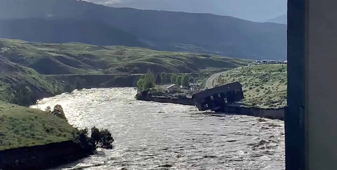 Video: feroz crecida destrozó parte del Parque Nacional "Yellowstone" de Estados Unidos
