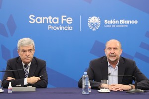 El ministro Walter Agosto junto al gobernador Omar Perotti. Foto: Archivo