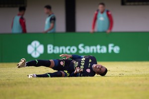 Uno de los momentos clave del partido del miércoles en cancha de All Boys, cuando Jonathan Álvez quedó tendido en el área de Saracho. El cuerpo médico que comanda el doctor Santiago Calvo ingresó para atenderlo, el jugador referenció el típico dolor del desgarro y el estudio realizado este jueves arrojó ese diagnóstico. Por lo menos, tres semanas afuera. Foto: Matías Nápoli