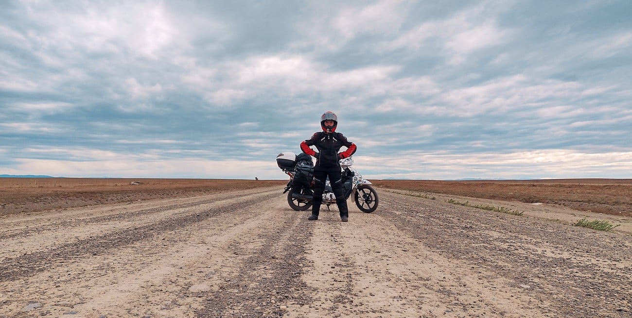 Pandita on road, la historia de la santotomesina que recorre el país en una moto “para los mandados”