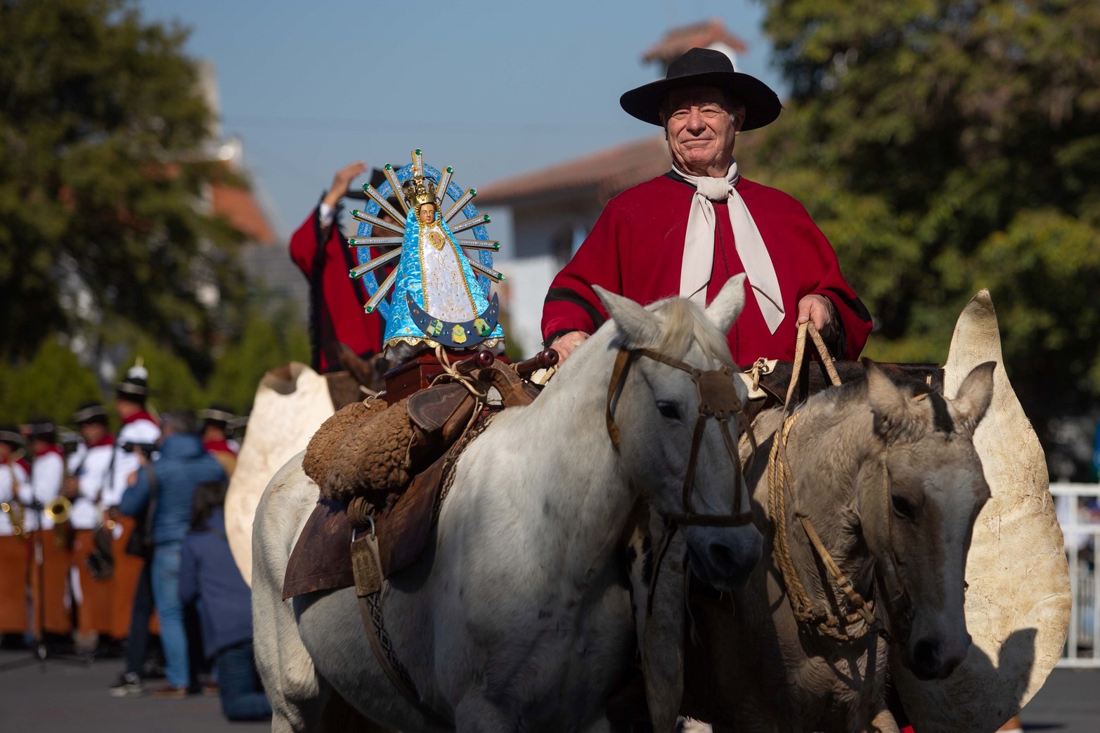 Más de siete mil gauchos de distintas localidades del país desfilaron ayer viernes en la ciudad de Salta a 201 años del fallecimiento del general Martín Miguel de Güemes.