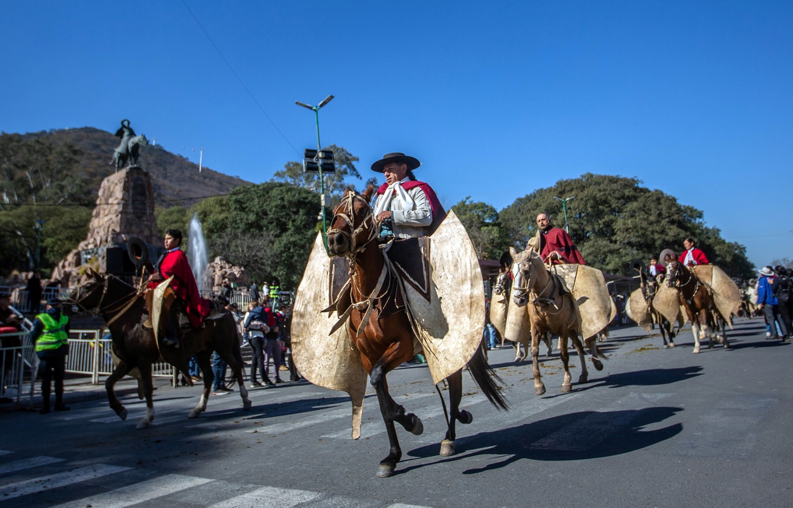 Más de siete mil gauchos de distintas localidades del país desfilaron ayer viernes en la ciudad de Salta a 201 años del fallecimiento del general Martín Miguel de Güemes.