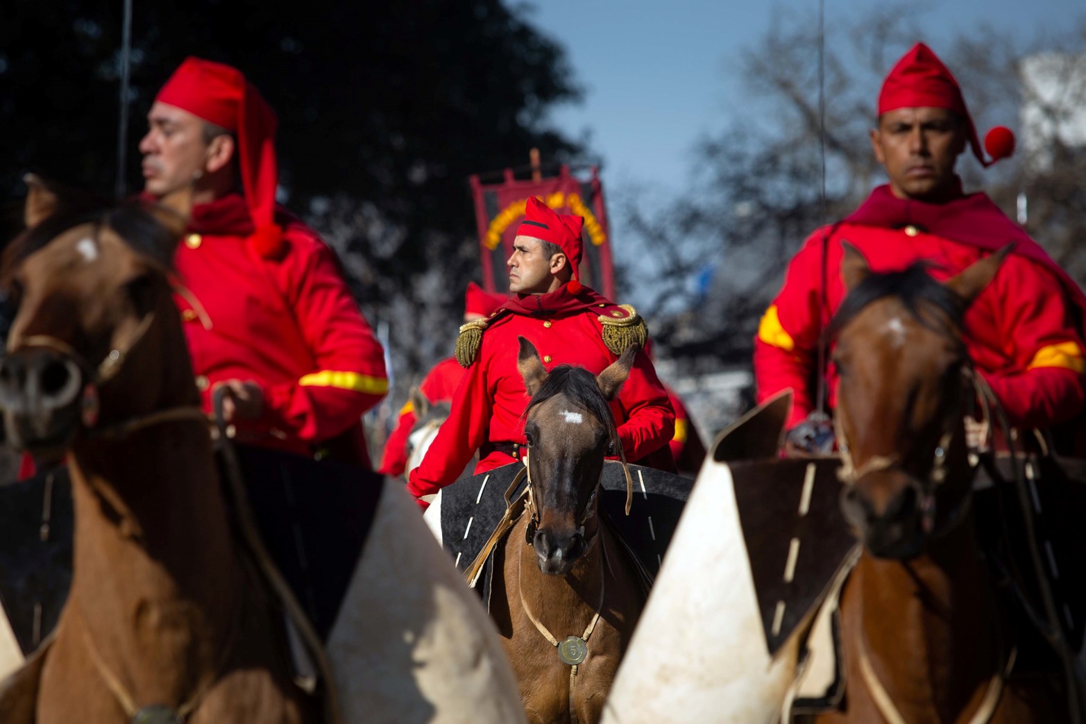 Más de siete mil gauchos de distintas localidades del país desfilaron ayer viernes en la ciudad de Salta a 201 años del fallecimiento del general Martín Miguel de Güemes.
