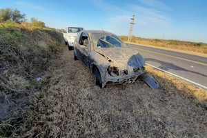 El automovil recibió visibles daños. Crédito: gentileza Relaciones Policiales de la Provincia