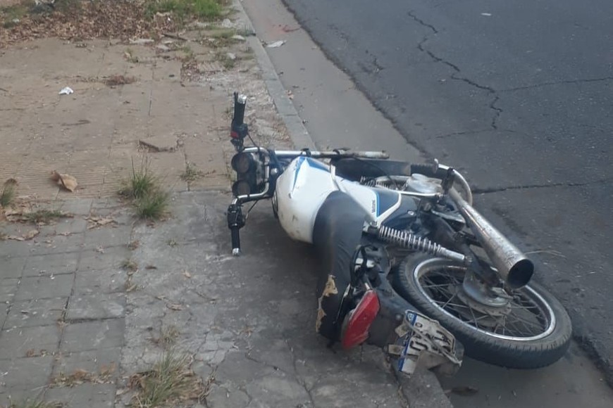 La moto quedó tendida en el asfalto.