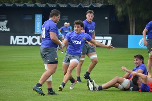 Juan Cruz Strada se apresta para patear un "cajón". Tras él, observa atento Pedro Rubiolo. Crédito: Prensa UAR