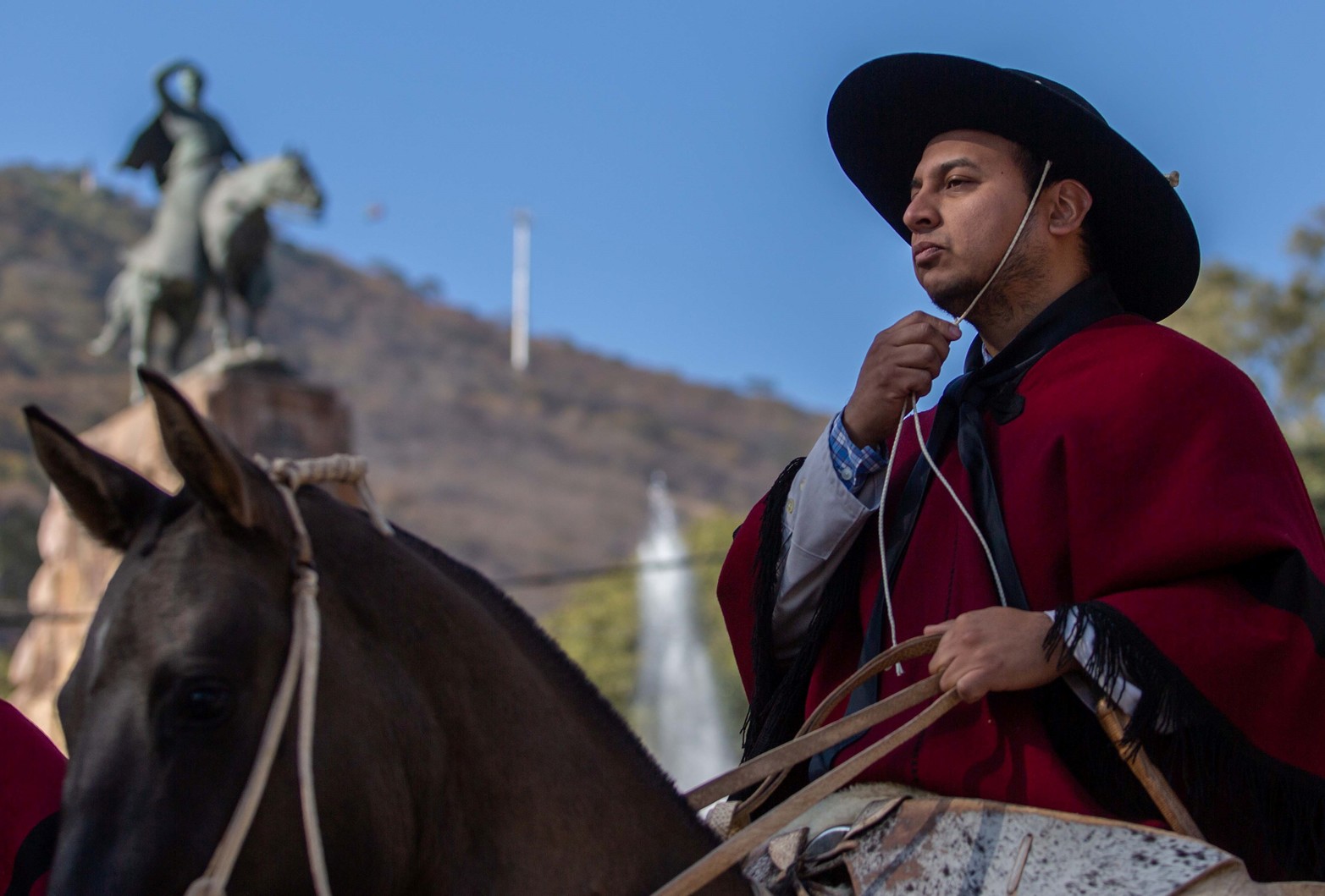 Más de siete mil gauchos de distintas localidades del país desfilaron ayer viernes en la ciudad de Salta a 201 años del fallecimiento del general Martín Miguel de Güemes.