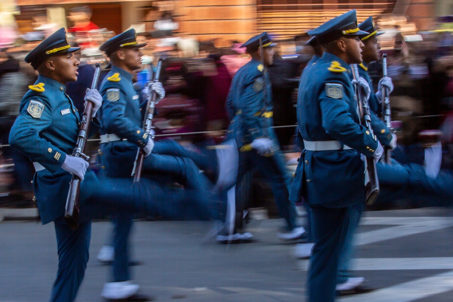 Más de siete mil gauchos de distintas localidades del país desfilaron ayer viernes en la ciudad de Salta a 201 años del fallecimiento del general Martín Miguel de Güemes.