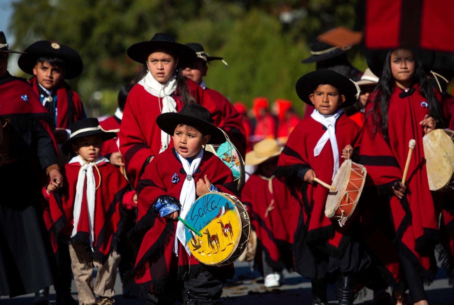 Más de siete mil gauchos de distintas localidades del país desfilaron ayer viernes en la ciudad de Salta a 201 años del fallecimiento del general Martín Miguel de Güemes.
