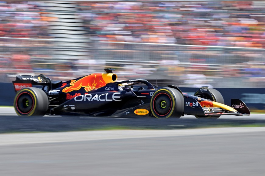 Jun 19, 2022; Montreal, Quebec, CAN; Red Bull Racing driver Max Verstappen of The Netherlands races in to the Senna turn during the Montreal Grand Prix at circuit Gilles Villeneuve. Mandatory Credit: Eric Bolte-USA TODAY Sports