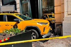 El auto se subió a la vereda y lesionó a seis personas.