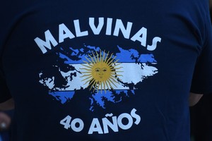 La posición nacional sobre la Cuestión Malvinas se presenta ante la comunidad internacional como una política de Estado que trasciende las banderas políticas, reafirmando los legítimos derechos argentinos sobre las Islas Malvinas.