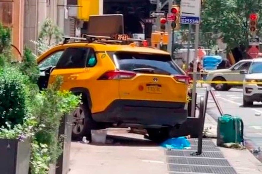 El auto se subió a la vereda y lesionó a seis personas.