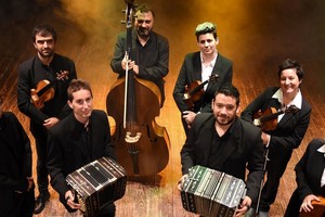 Duverne (primero de la izquierda) junto a sus dirigidos, compañeros en la lucha por mantener alto el género ciudadano. Foto: Gentileza OMTR