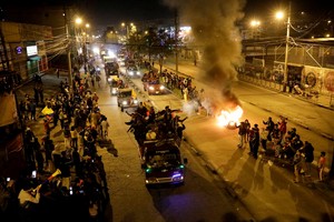 Los manifestantes se reúnen en la calle mientras manifestantes indígenas de todo el Ecuador marchan hacia la capital Quito para instar al presidente Guillermo Lasso a aceptar las demandas de apoyo económico y social, en Quito, Ecuador, el 20 de junio de 2022. Foto tomada el 20 de junio de 2022. Foto: Reuters