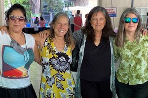 Raquel Tejerina, Natalia Peroni y Selva Almada, fundadoras de la librería online Salvaje Federal, en una foto compartida con su colega Claudia Piñeiro (segunda de la derecha), durante el encuentro Paraná Lee.
