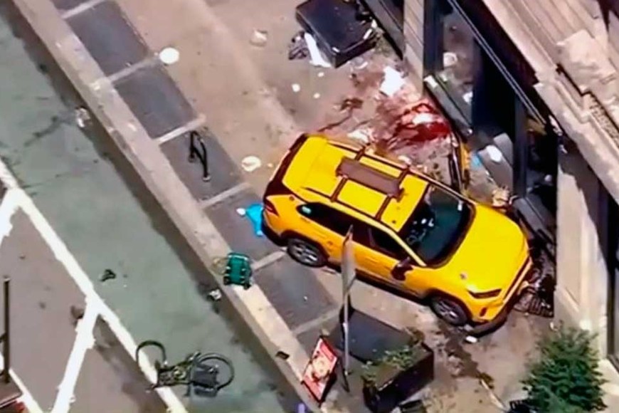 El auto se subió a la vereda y lesionó a seis personas.