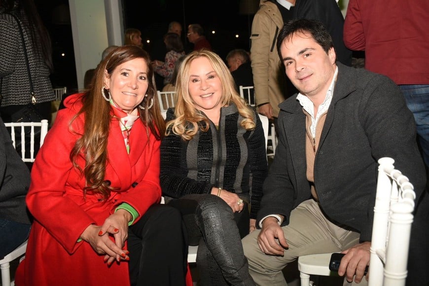Marcela Aeberhard junto a Edith Miroznik y Adrián Beker: Foto: Manuel Fabatía