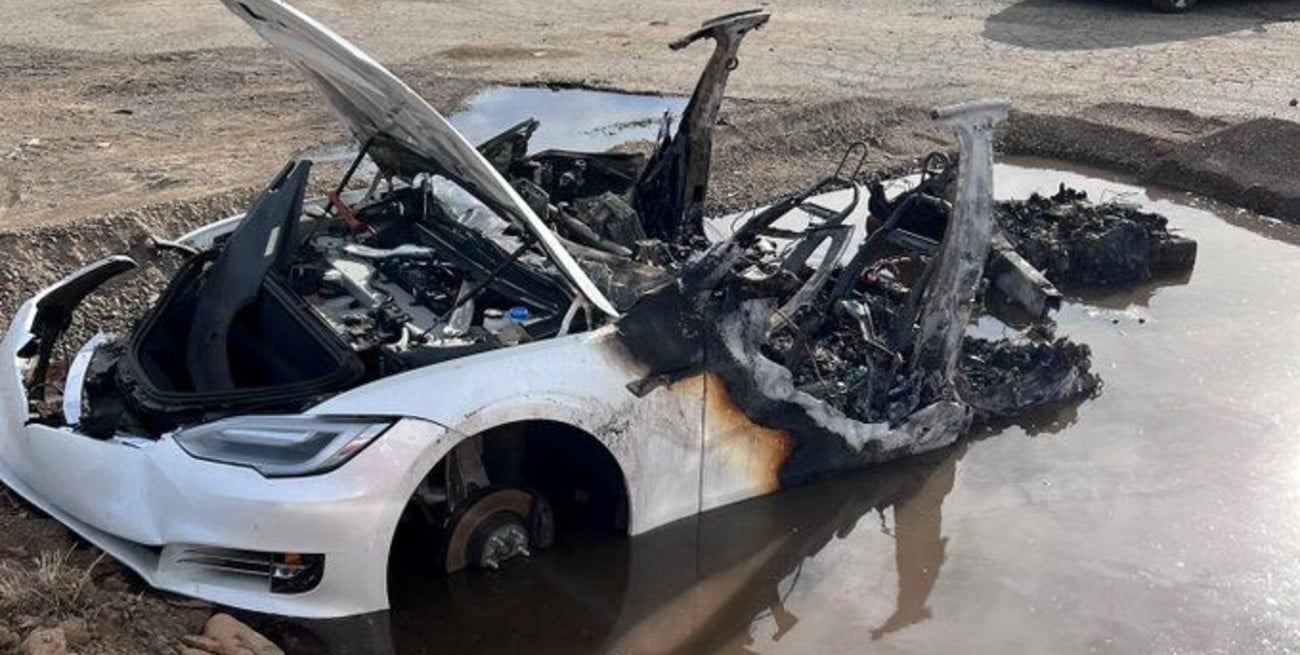 Video: un Tesla hizo combustión espontánea y necesitaron 17.000 litros de agua para apagarlo