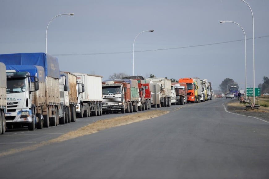 Rosario, corte de transito en rutas A012 y 18 por falta de combustible. El paro es por tiempo indeterminado.