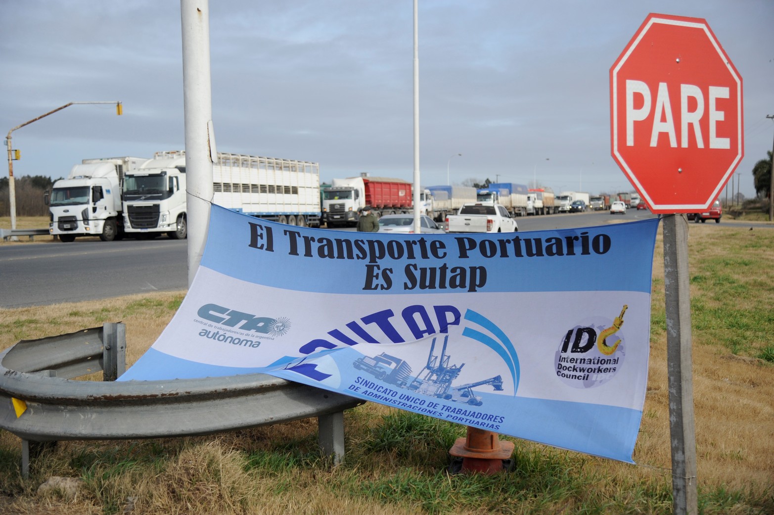 Rosario, corte de transito en rutas A012 y 18 por falta de combustible. El paro es por tiempo indeterminado. Foto Marcelo Manera