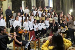La agrupación santafesina Canto Libre (coro y pequeña orquesta) en su presentación a fines de 2021 en la Catedral Nahuel Huapi de la ciudad de San Carlos de Bariloche, compartiendo escenario con el Coro de Niños y Jóvenes de Bariloche.