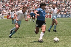 Diego Maradona se preparaba para enfrentar al arquero inglés en el famoso "gol del siglo".