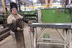 La recuperación industrial se mantiene, el salario cae.