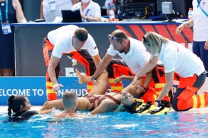 Artistic Swimming - FINA World Championships - Alfred Hajos Swimming Complex, Budapest, Hungary - June 22, 2022 
Anita Alvarez of the U.S. receives medical attention during the women's solo free final REUTERS/Lisa Leutner