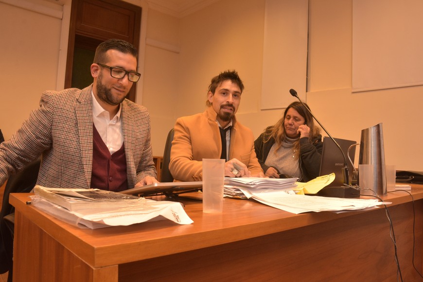 Los defensores Ignacio Alfonso Garrone y Sebastián Oroño cuentan con el asesoramiento de la delegada técnica María Eugenia Covacich, psicóloga forense. Crédito: Guillermo Di Salvatore