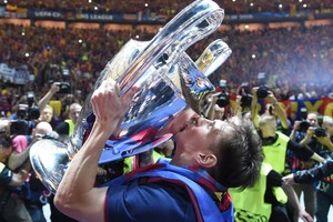 Lionel Messi besa la Champions League 2015 que ganó con el Barcelona. 