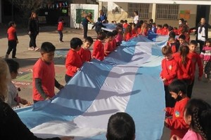 La propuesta Celeste y Blanco Tu Corazón surgió en el año 2018 para que la comunidad de Roldán participe de la confección de una gran bandera argentina. Foto: Municipalidad de Roldán