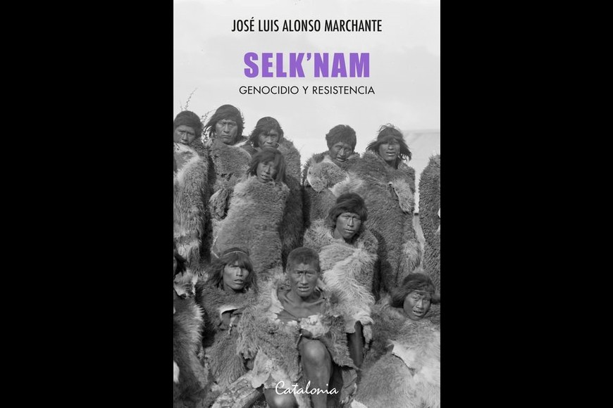 Portada del libro sobre los Selk'nam que hace referencia a Okada.