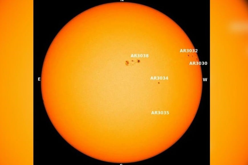 La región de manchas solares AR3038 ha aumentado de tamaño, por el diámetro de otra Tierra. Han aparecido tres agujeros coronales en el disco solar. Crédito: Twitter EarthSky