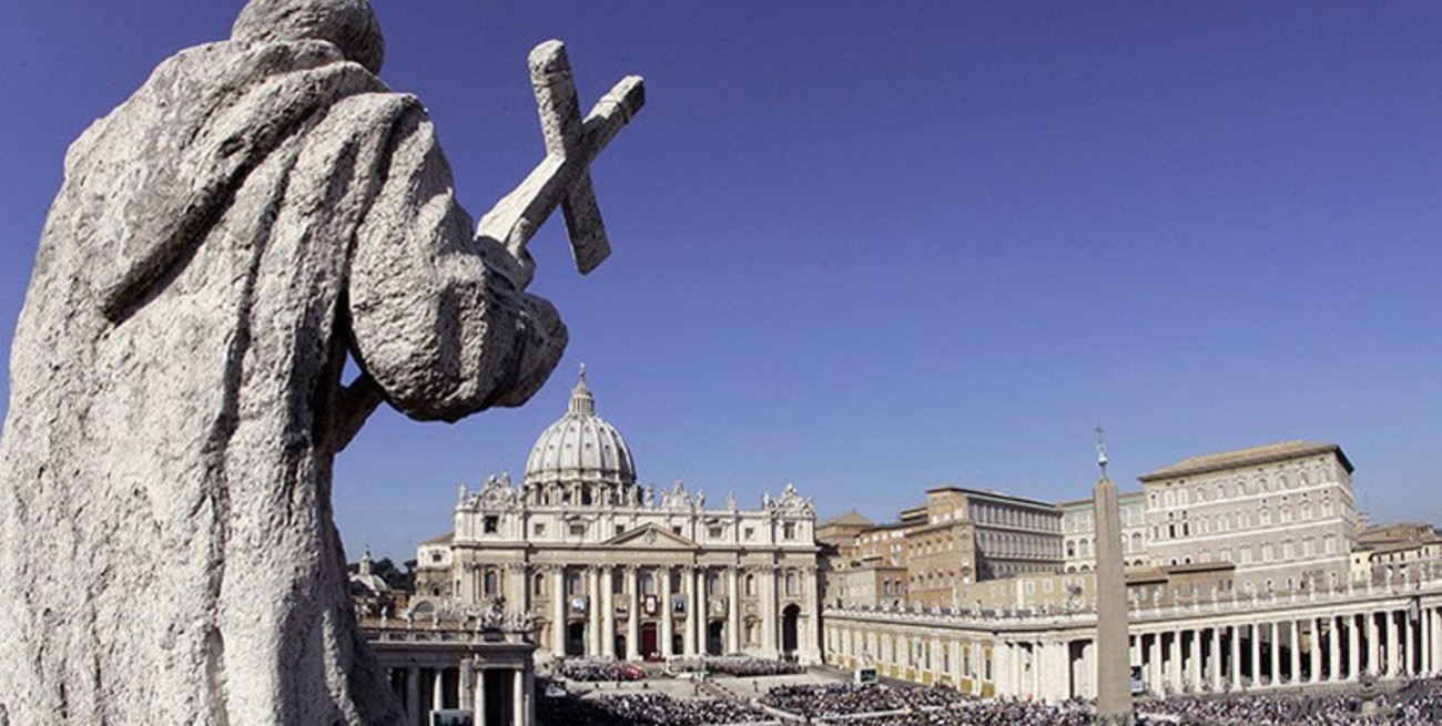 Tras fallo en EEUU, el Vaticano celebró la decisión y llamó a reabrir un "debate no ideológico" sobre el aborto 