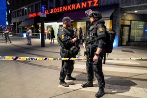 Las fuerzas de seguridad se encuentran en el lugar donde varias personas resultaron heridas durante un tiroteo frente al pub londinense en el centro de Oslo, Noruega. Foto: Reuters