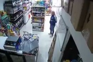 La mujer destrozó frascos mientras increpaba a la empleada del local. 
