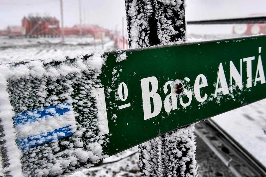 La Argentina administra trece (13) bases en la Antártida, de las cuales seis (6) son permanentes (operativas todo el año) y el resto, temporarias (operativas sólo en verano).  Crédito: Víctor Carreira