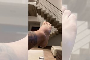 El tobillo de Farías está realmente inflamado y el jugador "no puede ni pisar, está con hielo y el pie levantado".