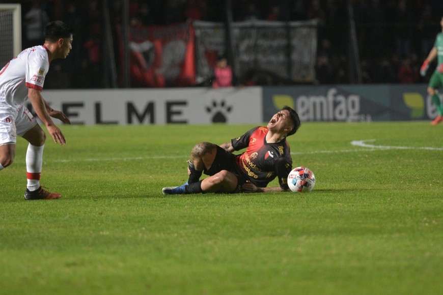 El juvenil sabalero terminó muy golpeado por los defensores del "Globito".
